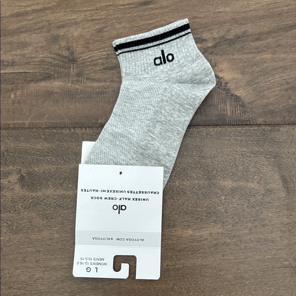 NWT ALO Yoga women’s grey Athletic ankle Socks size L fits size 7-15